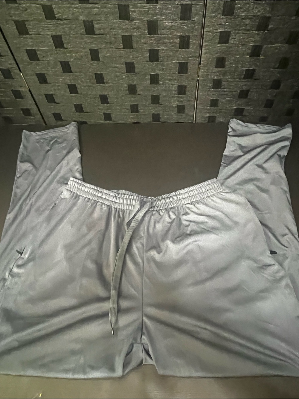 Men’s Gray Joggers with Pockets & drawstring waist, size Large